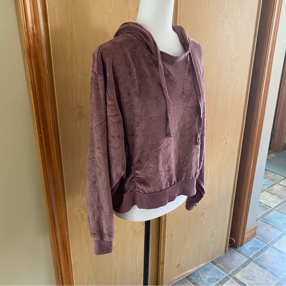 Urban Outfitters • Slouchy Vail Velour Hoodie Sweatshirt in Mauve - Picture 6 of 13